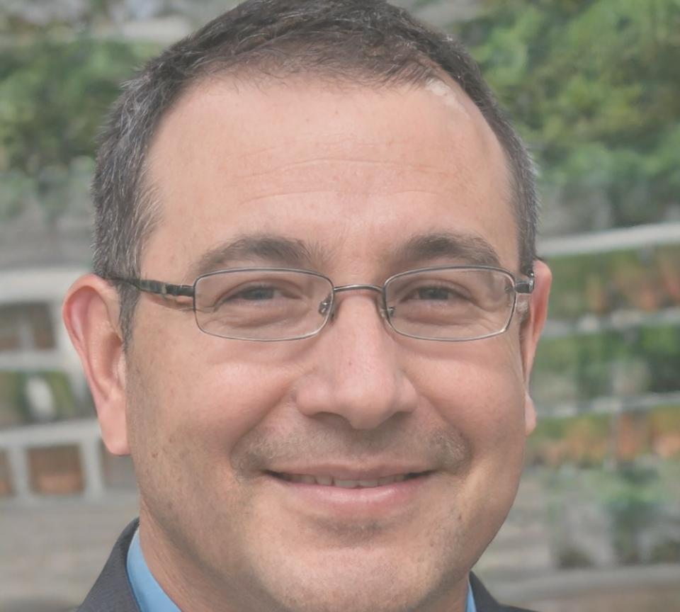 Retrato profesional de Ilari Rautavaara, director de estrategia financiera