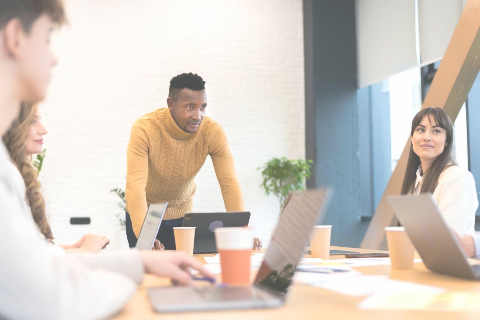 Espacio de trabajo ordenado con materiales de planificación financiera