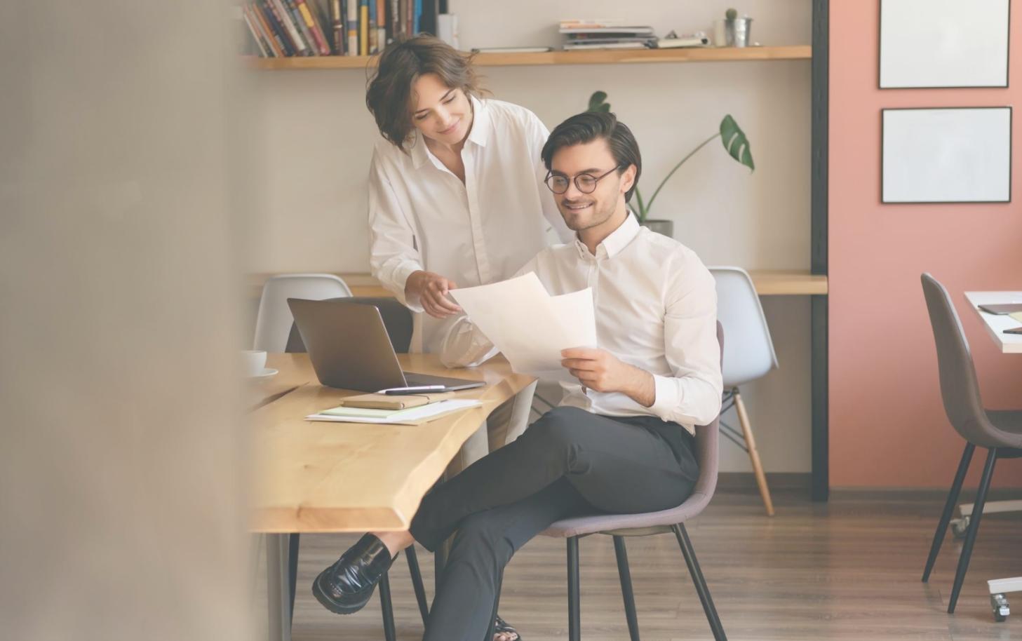 Persona revisando finanzas personales con calculadora y documentos