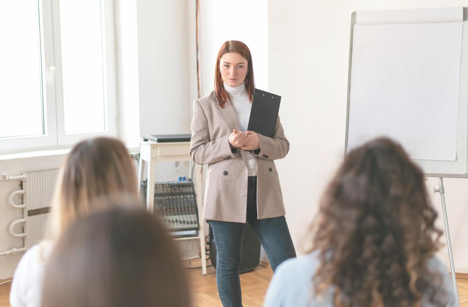 Persona planificando presupuesto mensual con ordenador