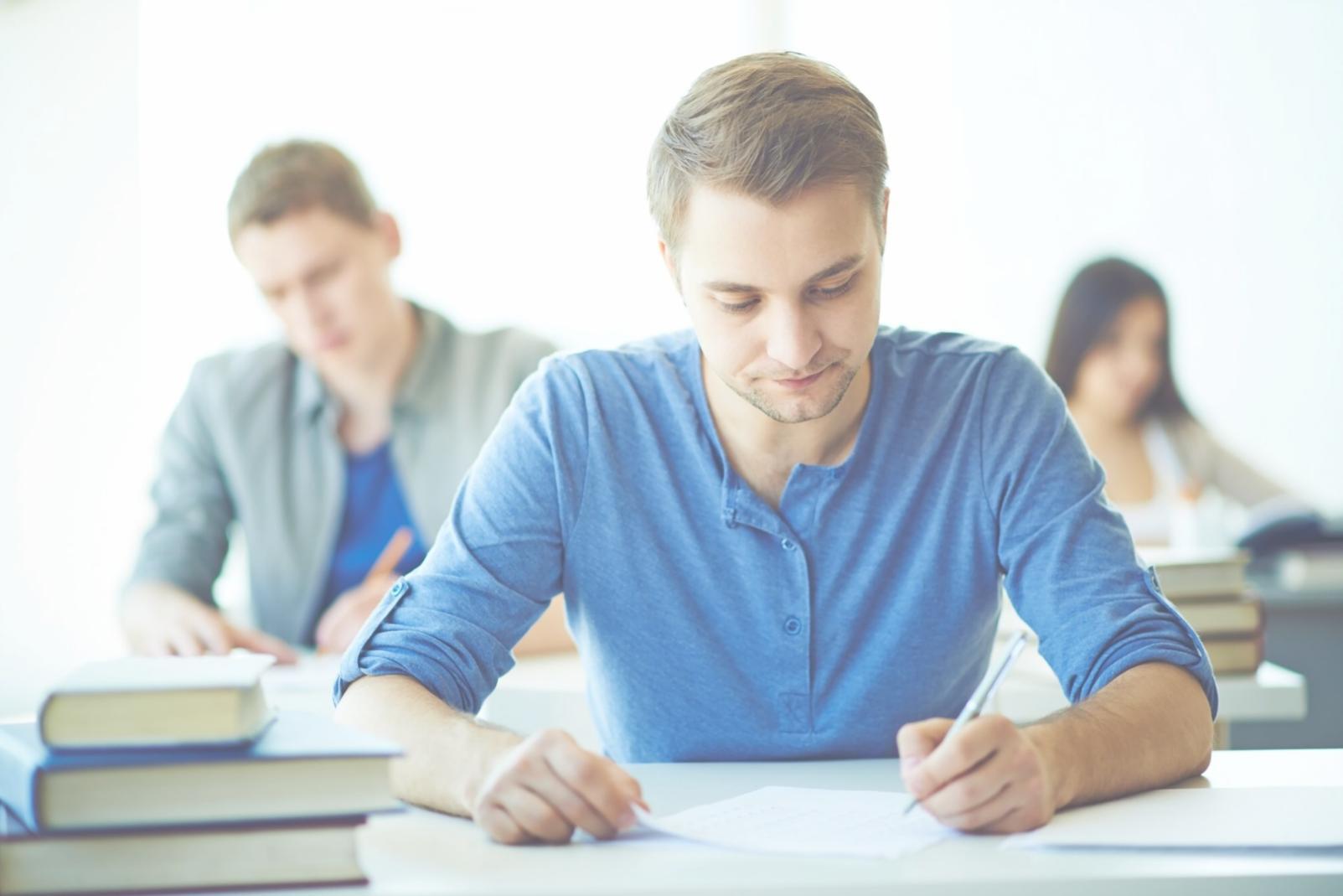 Gestión realista de finanzas personales con documentos y dispositivos